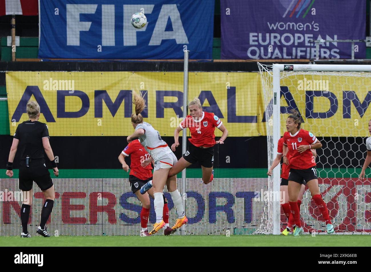 Ried Im Innkreis, Österreich. 31. Mai 2024. RIED, ÖSTERREICH - MAI 31: Celina Degen aus Österreich und Glodis Viggosdottir aus Island während des UEFA-Europameisterspiels der Frauen zwischen Österreich und Island in der Innviertel Arena am 31. Mai 2024 in Ried, Österreich .240531 SEPA 07 088 - 20240531 PD11756 Credit: APA-PictureDesk/Alamy Live News Stockfoto