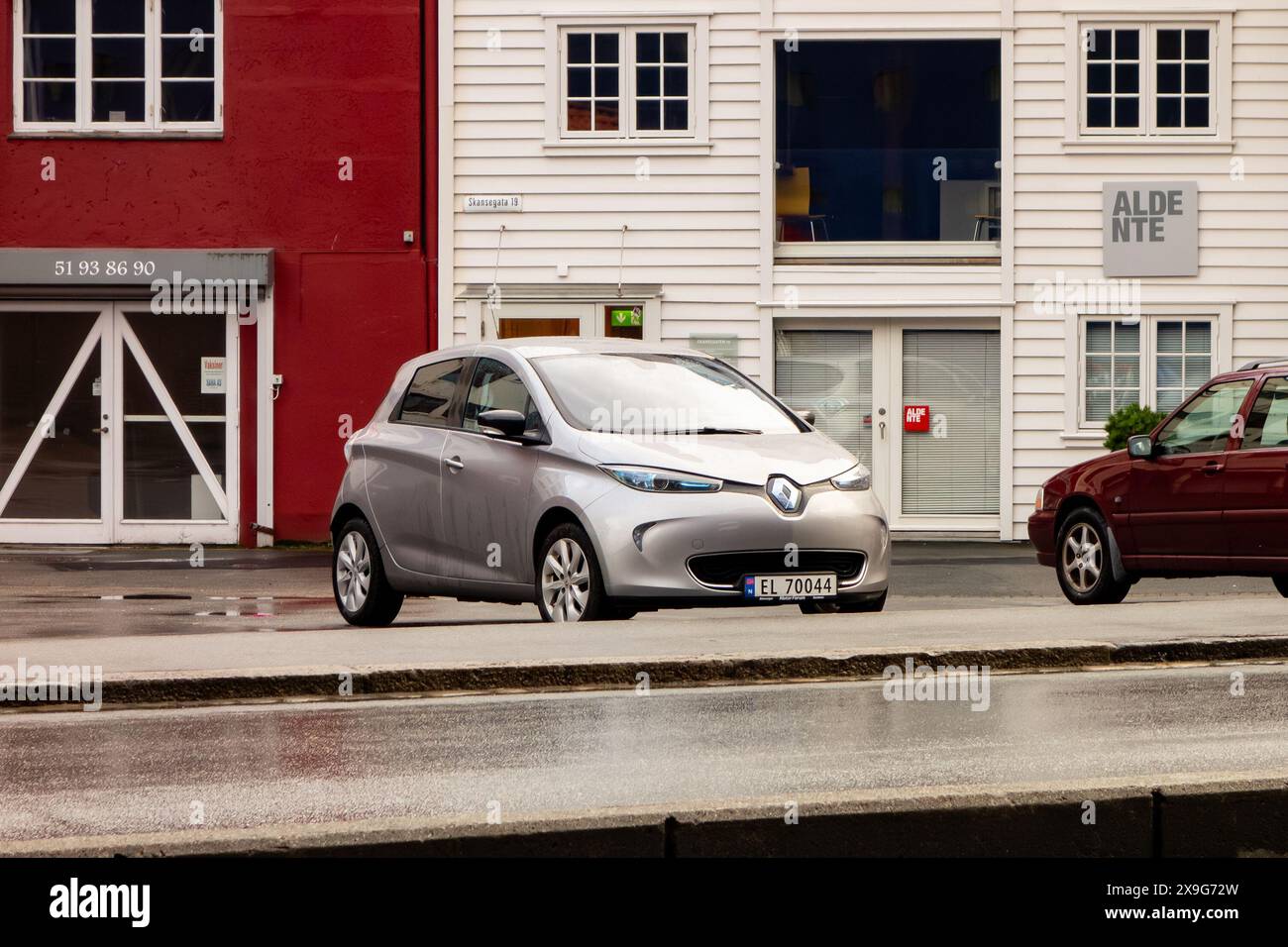 STAVANGER, NORWEGEN - 8. AUGUST 2016: Elektrischer Fließheck Renault Zoe parkt in Stavanger, Norwegen Stockfoto