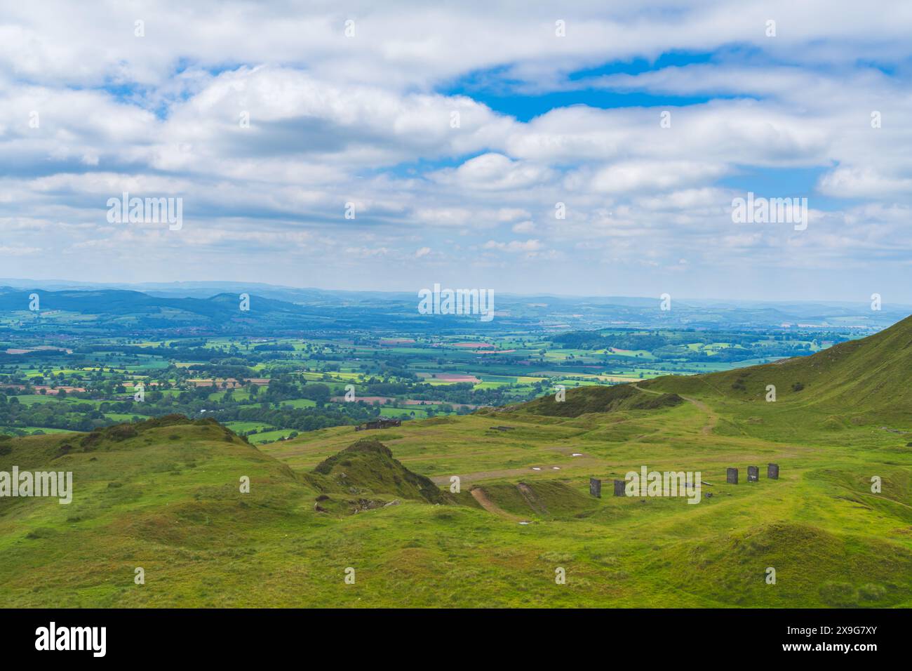 Blick vom Gipfel des Titterstone Cleea mit Blick auf die alten Bergbaugebäude und die Landschaft von Shropshire, Großbritannien, in Richtung der walisischen Grenze Stockfoto