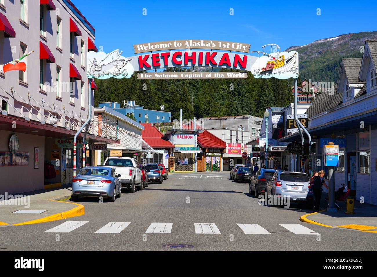 Das Schild „Welcome to Ketchikan“ (Willkommen in Ketchikan) führt über eine Straße der historischen Stadt, die auch als „Lachshauptstadt der Welt“ bezeichnet wird. Es ist die südlichste Stadt Alaskas Stockfoto