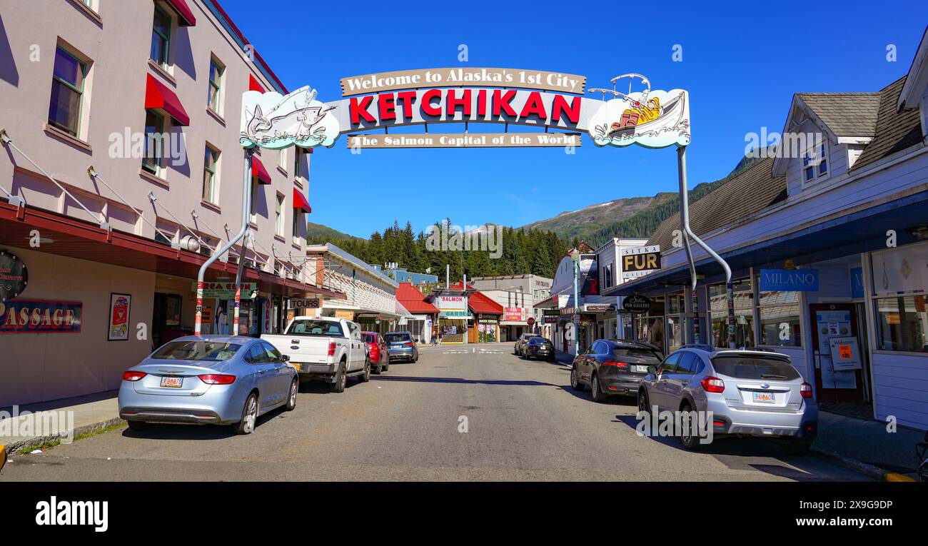 Das Schild „Welcome to Ketchikan“ (Willkommen in Ketchikan) führt über eine Straße der historischen Stadt, die auch als „Lachshauptstadt der Welt“ bezeichnet wird. Es ist die südlichste Stadt Alaskas Stockfoto