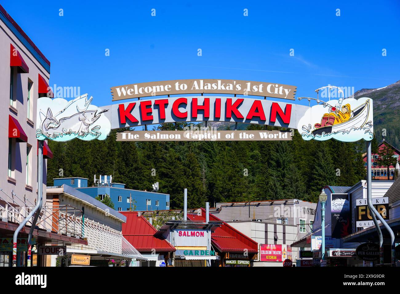 Das Schild „Welcome to Ketchikan“ (Willkommen in Ketchikan) führt über eine Straße der historischen Stadt, die auch als „Lachshauptstadt der Welt“ bezeichnet wird. Es ist die südlichste Stadt Alaskas Stockfoto