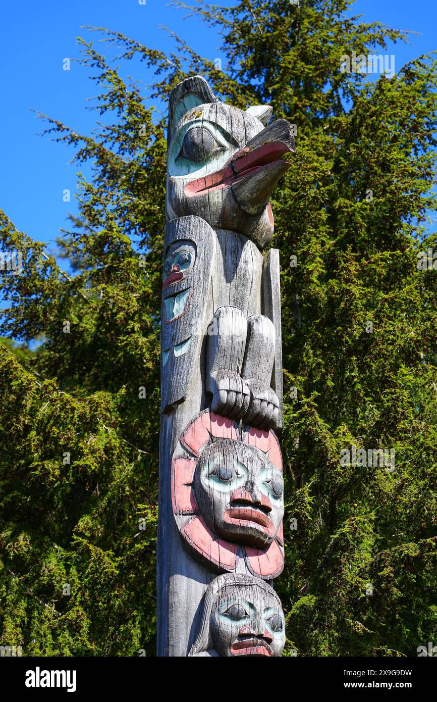 Der Totemmast „Raven Stealing the Sun“ in Ketchikan ehrt die Tongass Tlingit, die die Gegend historisch bewohnt haben Stockfoto