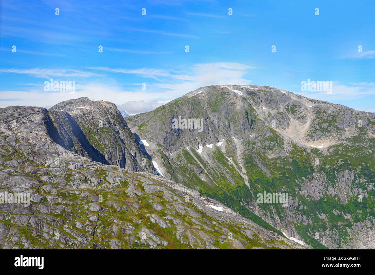 Aus der Vogelperspektive auf die schneebedeckten Berggipfel östlich von Juneau, Alaska Stockfoto