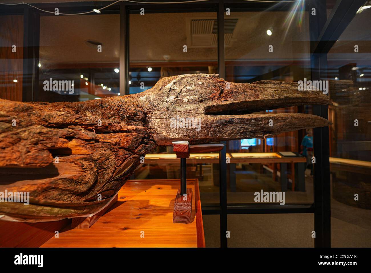 Vogelskulptur aus Holz, erhalten im Totem Heritage Center in Ketchikan, Alaska, USA Stockfoto