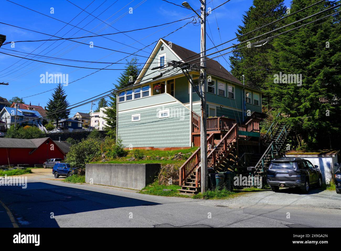 Historisches Holzhaus umgeben von der Natur in Ketchikan, der südlichsten Stadt Alaskas, USA Stockfoto