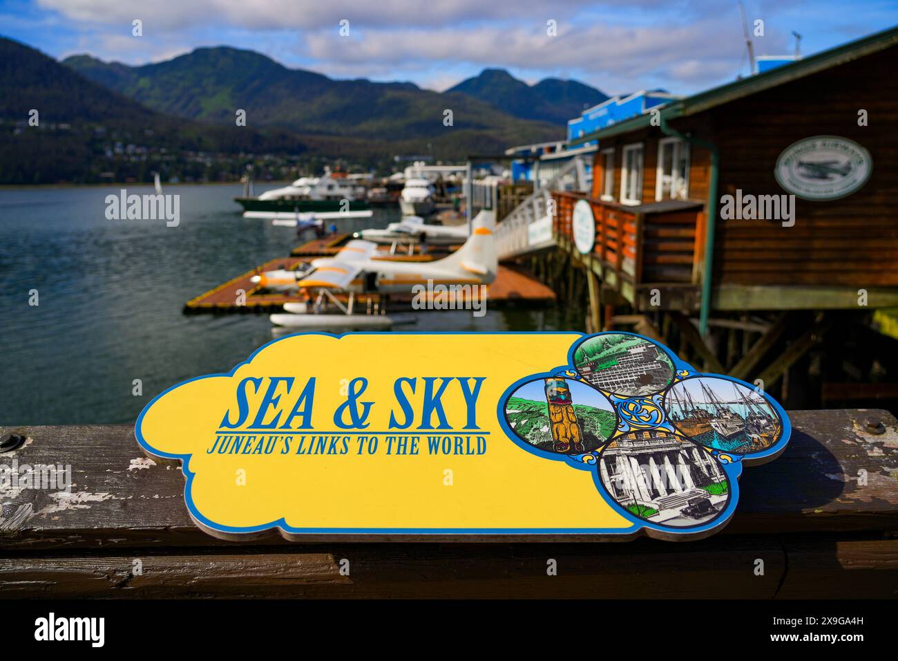 „Sea & Sky - Juneaus Verbindungen zur Welt“-Schild über dem Wasser des schwimmenden Flughafens von Juneau, Alaska, USA Stockfoto