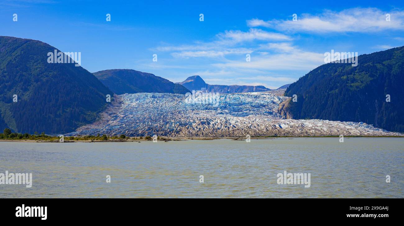 Gesicht des Taku-Gletschers, der sich in den Taku-See des Schmelzwassers in den Bergen Alaskas nordöstlich von Juneau, der Hauptstadt dieses US-Bundesstaates, zurückzieht Stockfoto