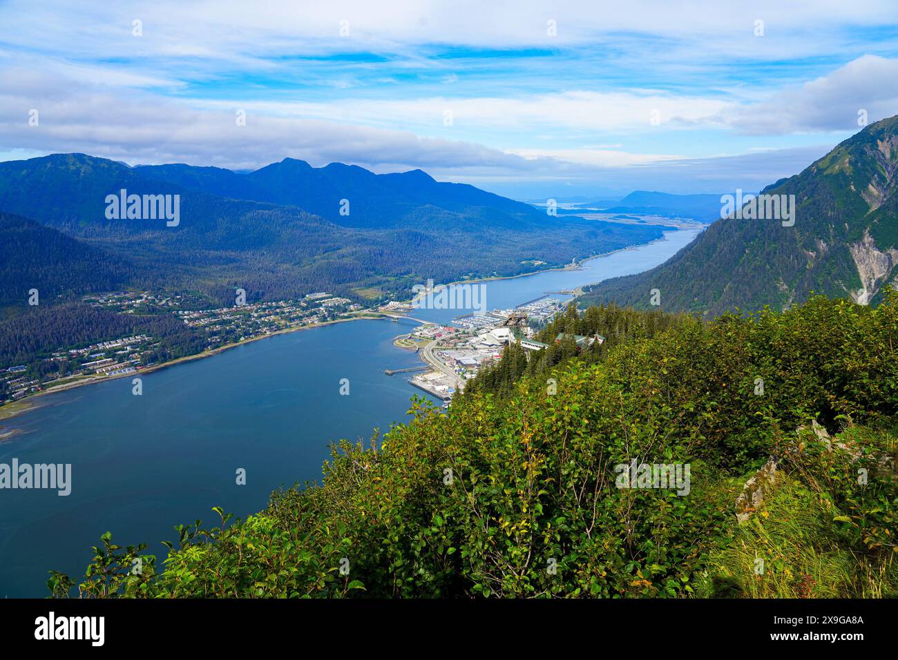 Aus der Vogelperspektive auf das historische Stadtzentrum von Juneau, der Hauptstadt von Alaska, USA, von der Spitze des Gastineau Peak erreichbar mit der Goldbelt Tram c Stockfoto