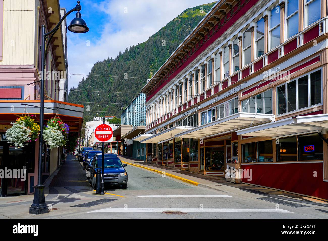 Seward Street im Zentrum von Juneau, der Hauptstadt von Alaska, USA Stockfoto