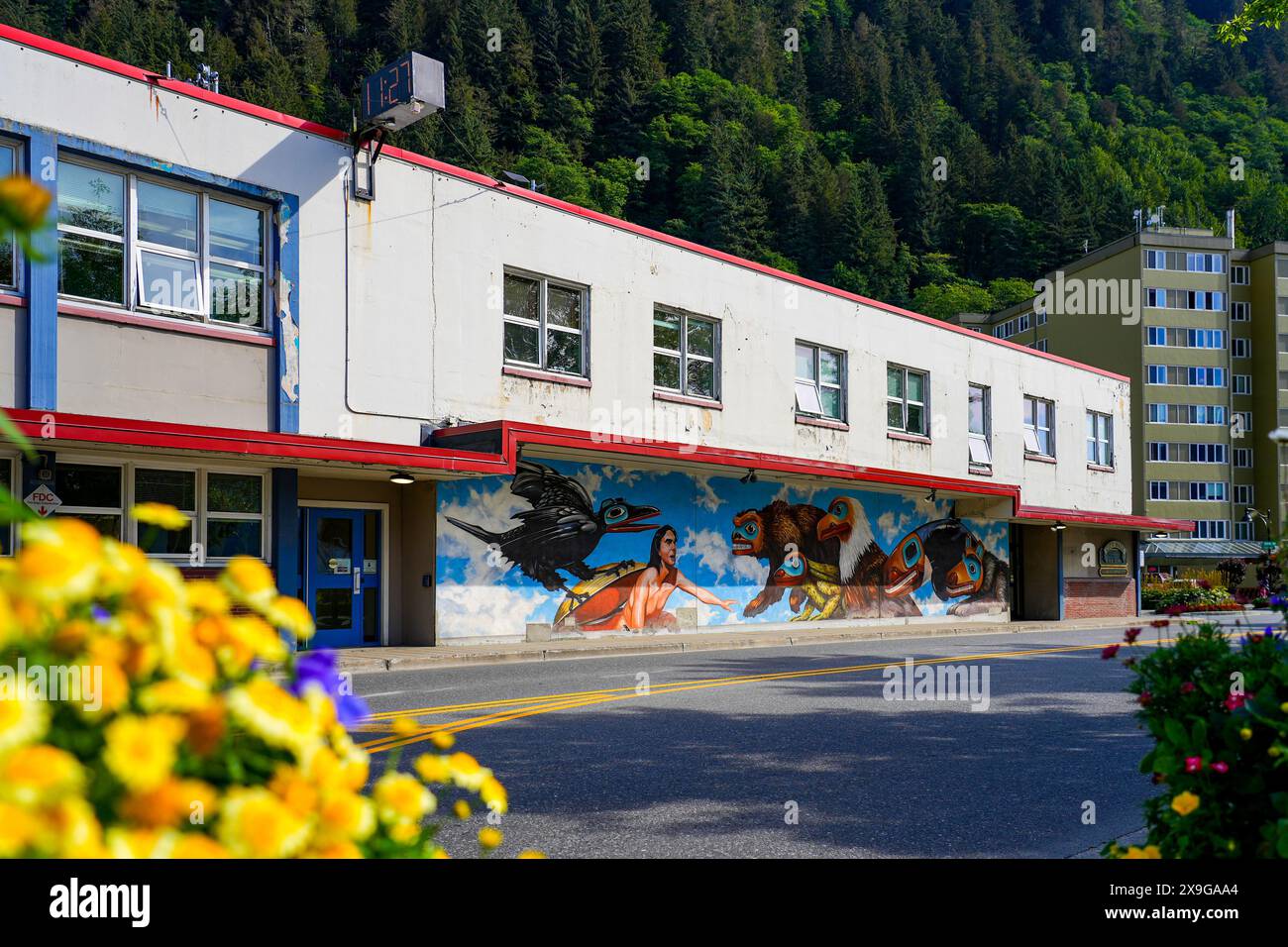 Wandgemälde, die eine Szene mit einem Indianer zeigt, der von der Wildnis Alaskas umgeben ist, auf dem Marine Way im Zentrum von Juneau, Alaska, USA Stockfoto