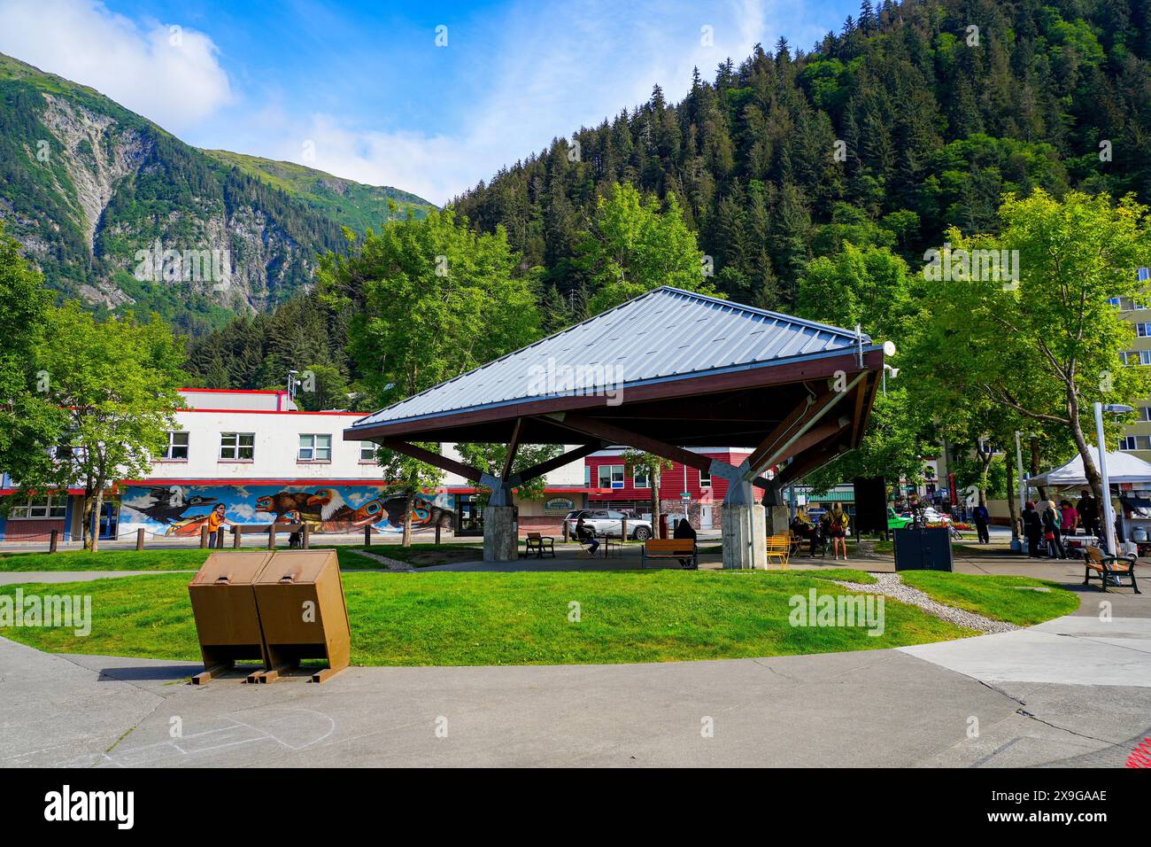 Überdachter Unterschlupf im Marine Park in Downtown Juneau, Alaska, USA Stockfoto