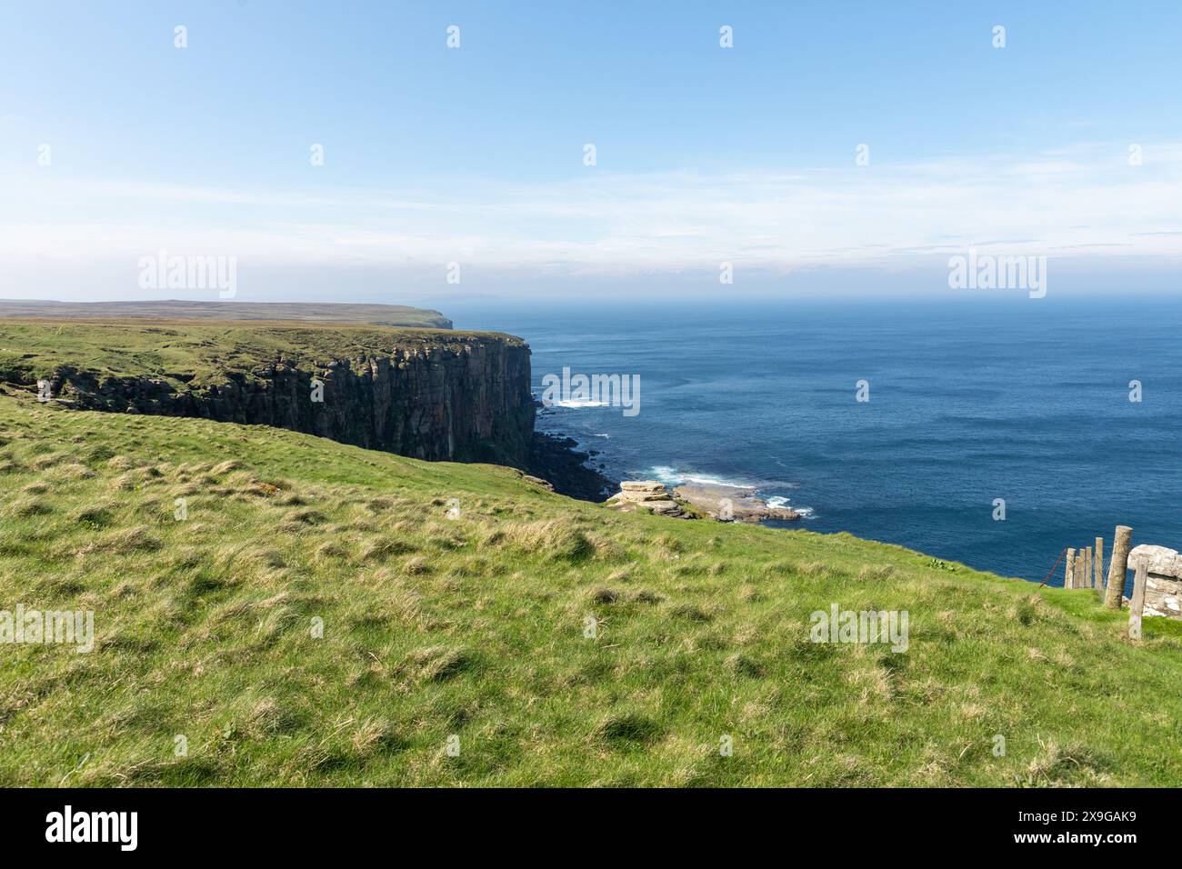 Blick auf den Pentland Firth von der Halbinsel Dunnet Head im Norden Schottlands, dem nördlichsten Punkt des schottischen Festlandes. Stockfoto