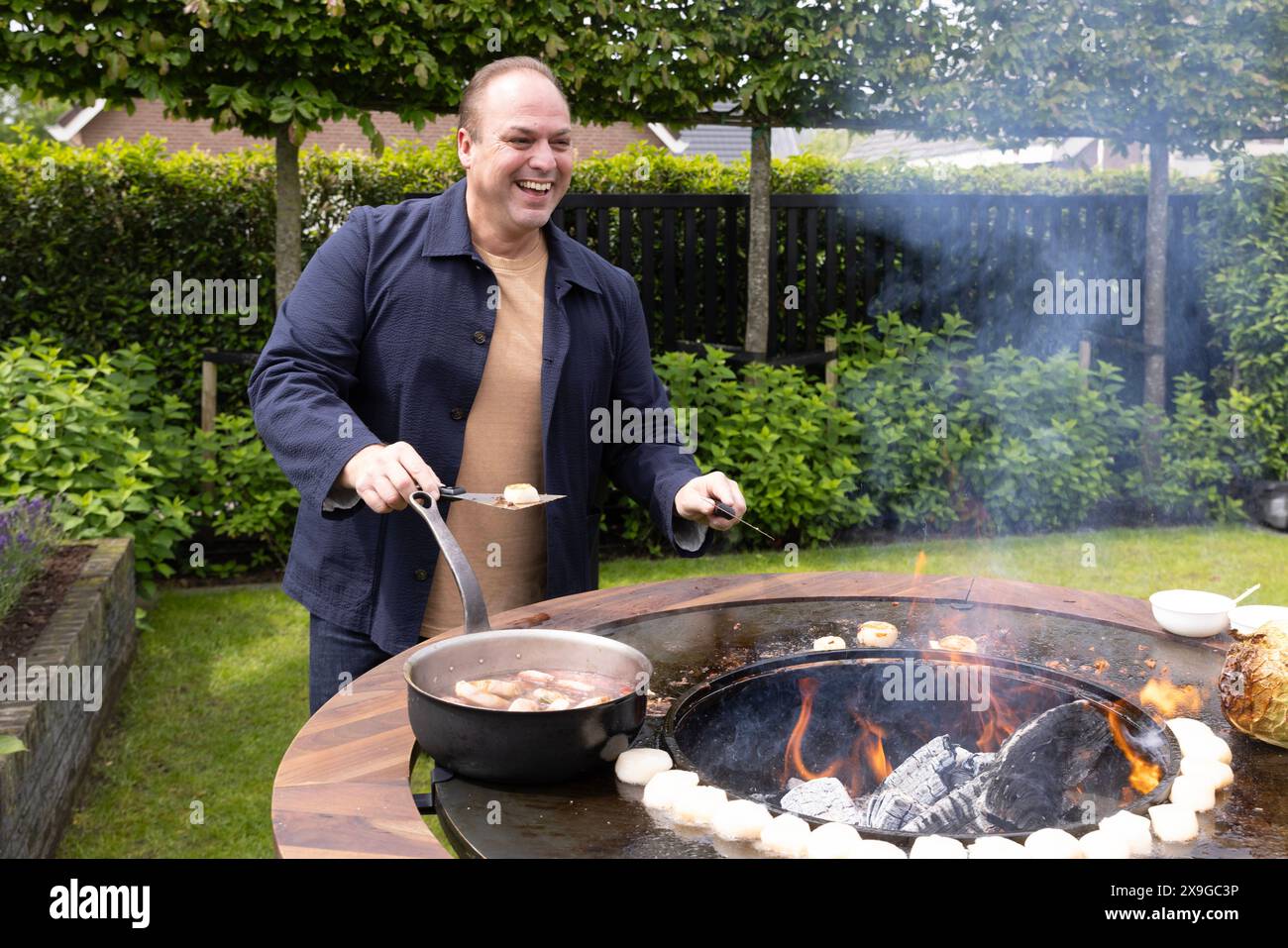 31.05.2011 Ankündigung auf Family Bauer Barbecue FIJNAART, NIEDERLANDE - MAI 2024 31: Frans Bauer bei der Ankündigung auf Family Bauer Barbecue am 31. Mai 2024 in Fijnaart, Niederlande. Foto von Marcel Koch/BSR Agency 67483367.jpg Fijnaart Niederlande Inhalte können nicht direkt oder indirekt über Dritte in den Niederlanden weiterverbreitet werden. Copyright: XBSRxAgencyx Stockfoto