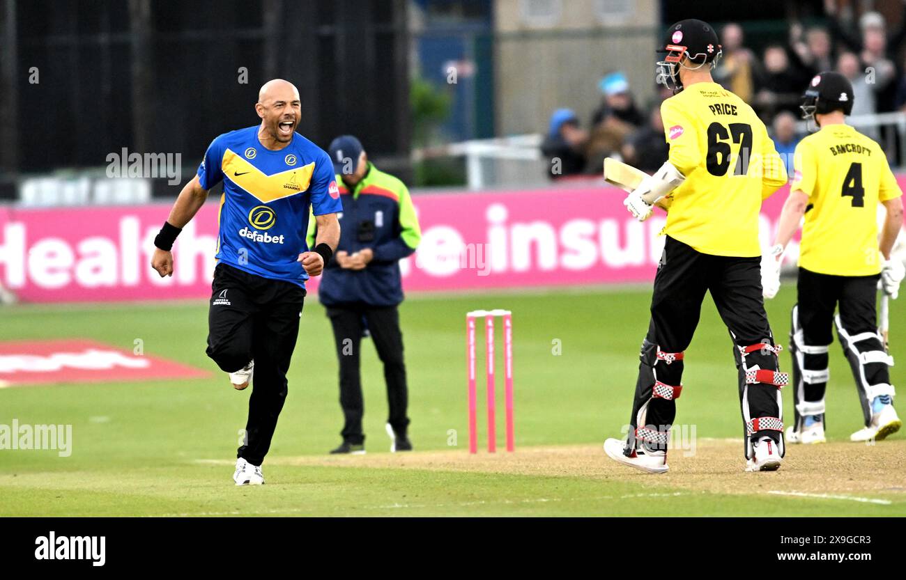 Hove UK 31 Mai 2024 - Tymal Mills of Sussex Sharks feiert wie er den Wicket von Ollie Price of Gloucestershire für 7 Runs während des Vitality T20 Blast Cricket Matches zwischen Sussex Sharks und Gloucestershire auf dem 1th Central County Ground in Hove fängt : Credit Simon Dack /TPI/ Alamy Live News Stockfoto