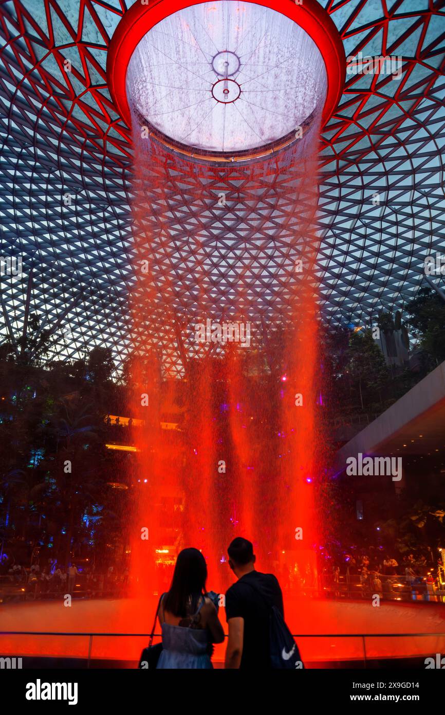 Jewel Changi Airport ist ein neues Terminal-Gebäude unter einer Glaskuppel mit Indoor-Wasserfall und tropischem Wald, Einkaufszentren und Restaurants in Singapur Stockfoto