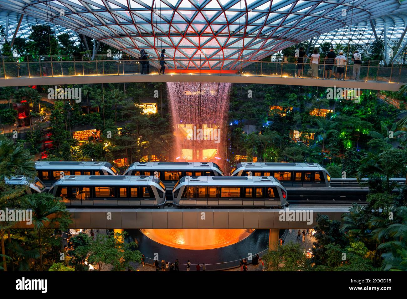 Jewel Changi Airport ist ein neues Terminal-Gebäude unter einer Glaskuppel mit Indoor-Wasserfall und tropischem Wald, Einkaufszentren und Restaurants in Singapur Stockfoto