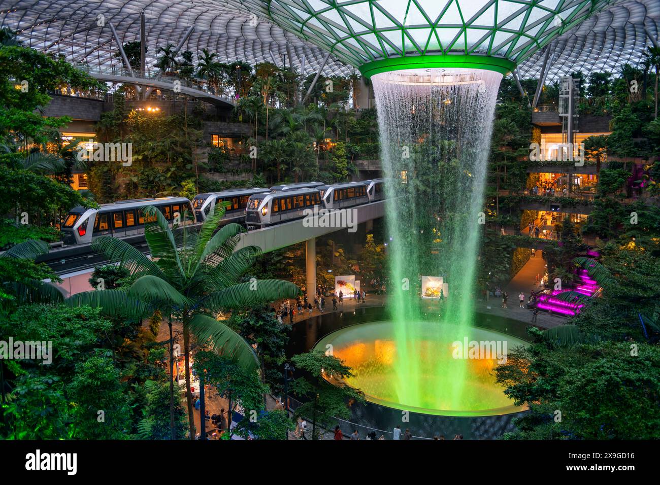 Jewel Changi Airport ist ein neues Terminal-Gebäude unter einer Glaskuppel mit Indoor-Wasserfall und tropischem Wald, Einkaufszentren und Restaurants in Singapur Stockfoto