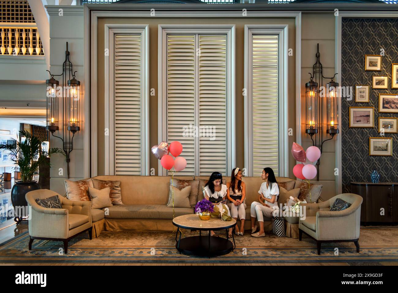 Das ikonische Fullerton Hotel im Kolonialstil liegt am Ufer der Innenstadt von Singapur Stockfoto