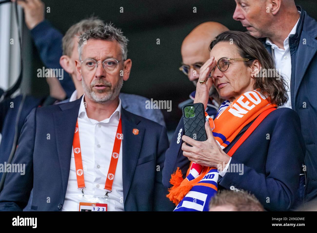 Rotterdam, Niederlande. 31. Mai 2024. ROTTERDAM, NIEDERLANDE - MAI 31: Jan Dirk van der Zee, Direktor der Amateurfußball-Sektion des KNVB und Marianne van Leeuwen, Leiterin des Profi-Fußballs des KNVB, blickt auf das Qualifikationsspiel der UEFA Women's Euro 2025 zwischen den Niederlanden und Finnland am 31. Mai 2024 im Sparta-Stadion in Rotterdam, Niederlande. (Foto von Joris Verwijst/Orange Pictures) Credit: Orange Pics BV/Alamy Live News Stockfoto