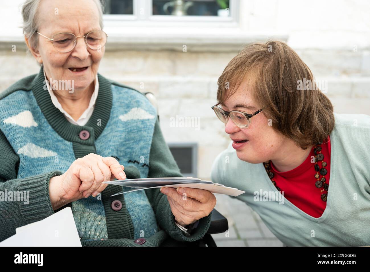 Porträt einer 85-jährigen weißen Großmutter mit ihrer Tochter, die das Down-Syndrom hatte, Tienen, Flandern, Belgien. Modell freigegeben. Stockfoto