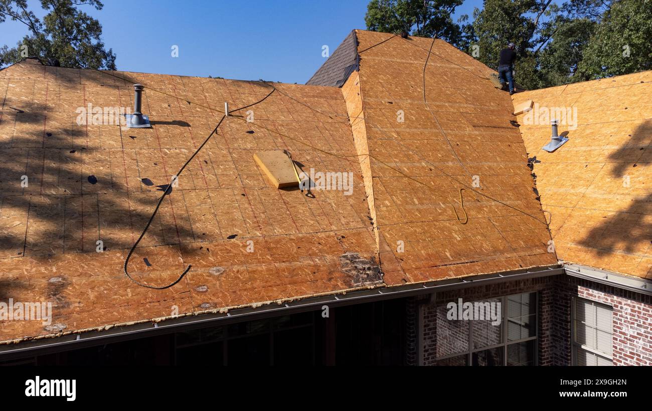 Das Dach des Hauses wird gerade durch Terrassendielen ersetzt. Stockfoto