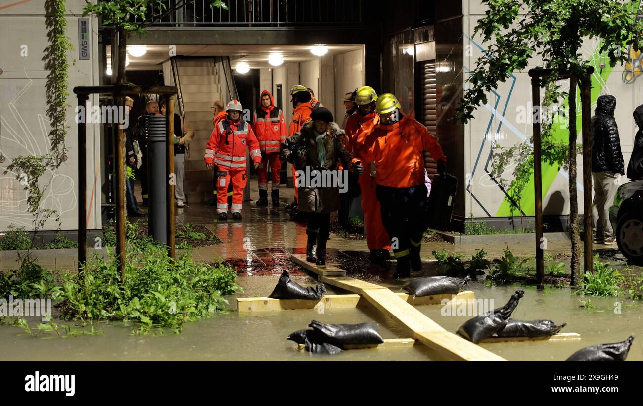 Extrem kritische Hochwasselage in Lindau am Bodensee. Intensive Starkniederschläge haben den Wasserspiegel in der Stadt gefährlich steigen lassen. Aus der Kanalisation drückt das Wasser nach oben. In Weißenberg stehen alle Straßen unter Wasser. Autos schwimmen in den Fluten. Bis zu einem Meter hoch steht das Wasser. In Lindau am Bodensee und hier vor allem die Reutiner Straße stehen viele Wohnhäuser unter Wasser. Ein Mehrfamilienhaus muss vom Technischen Hilfswerk evakuiert werden. Das Wasser überflutete die Heizungsräume. Die Folge kein Strom und Wasser. Mit dem Bus ging es in eine Notunte Stockfoto