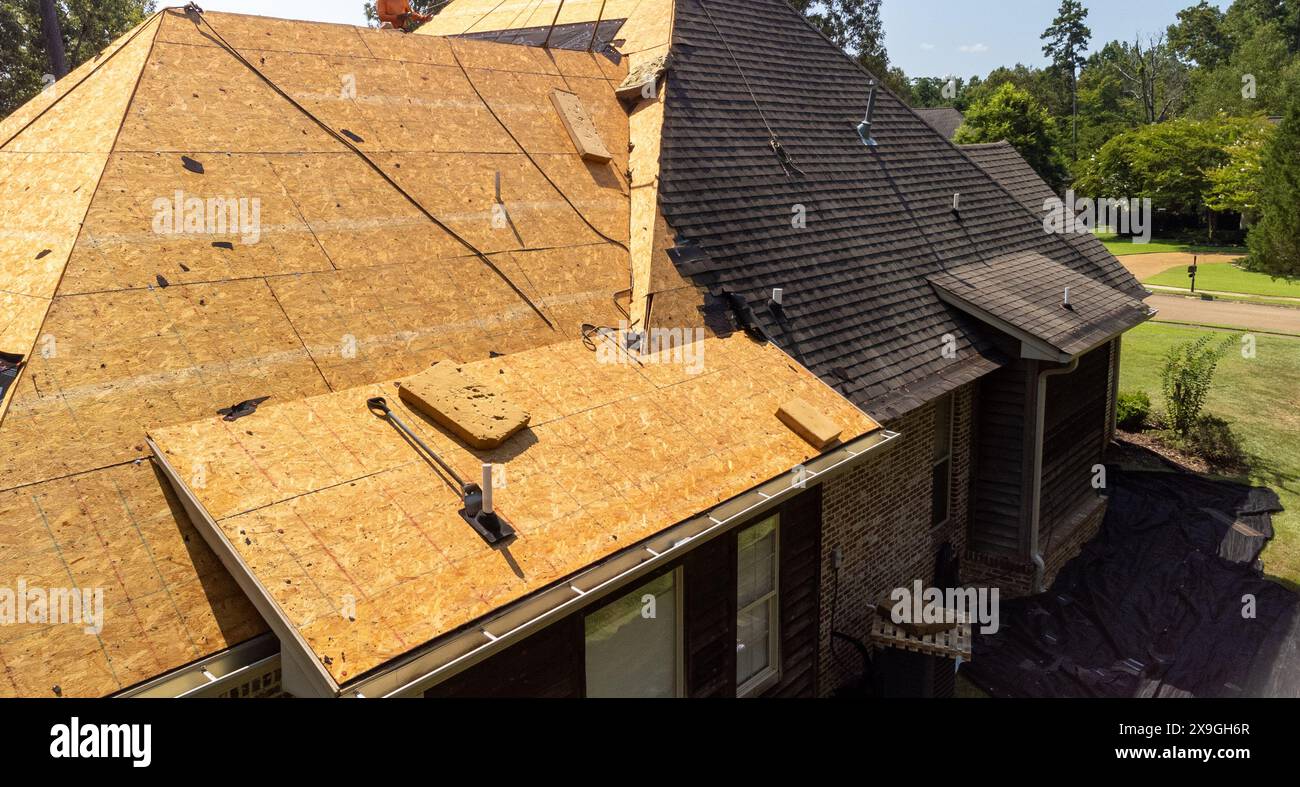 Haus mit neuem Dach wird nach Hagelschäden installiert Stockfoto