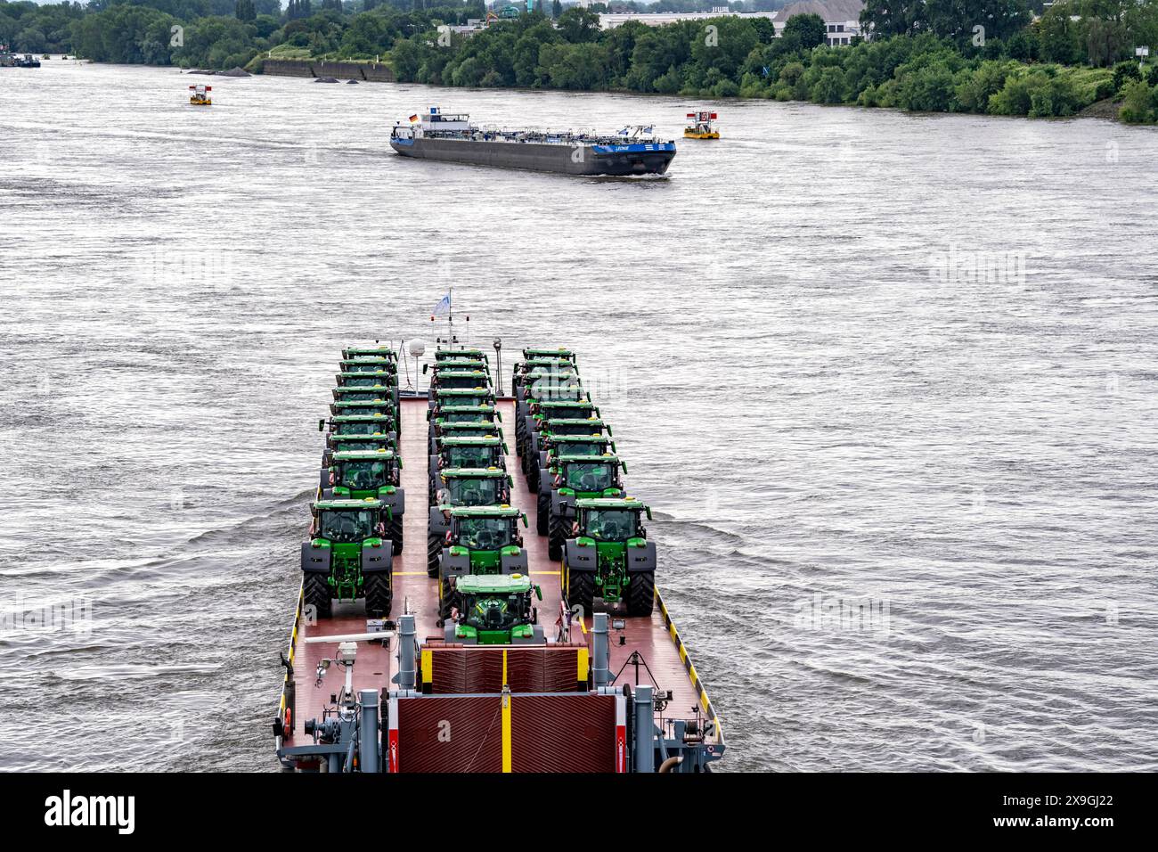 Rhein RO-Ro Service BV, Fahrzeugfrachter Dynamica, transportiert gerade Traktoren, Traktoren, Frachtschiff auf dem Rhein, bei Krefeld, Deutschland, Stockfoto