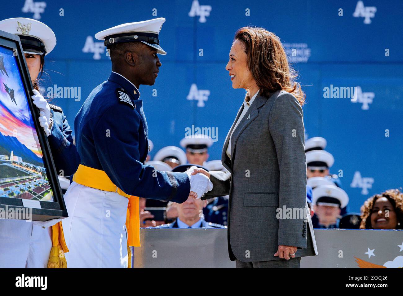 Colorado Springs, Usa. 30. Mai 2024. Kadett 1. Klasse Adedapo Adeboyejo, links, überreicht das Klassengeschenk an U. S Vice President Kamala Harris, rechts, während der Abschlussfeier der United States Air Force Academy im Falcon Stadium am 30. Mai 2024 in Colorado Springs, Colorado. Neunhundertvierhundertsiebzig Kadetten absolvierten den Abschluss und wurden als Second Leutnants eingesetzt. Kredit: Dylan Smith/USA Air Force Photo/Alamy Live News Stockfoto