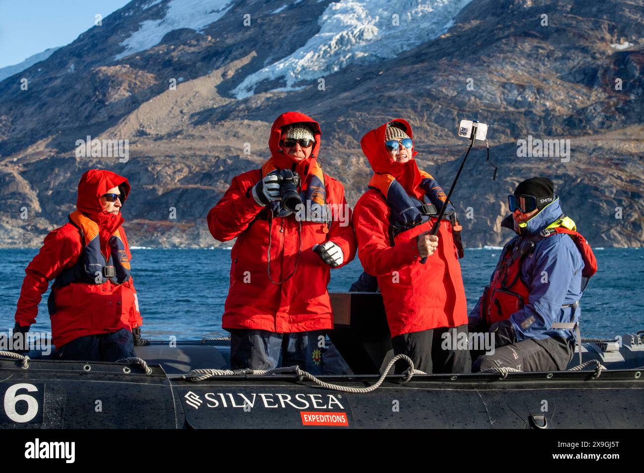 Touristen erkunden den Thryms-Gletscher im Zodiac, Skjoldungen Fjord, Südostküste, Grönland Stockfoto