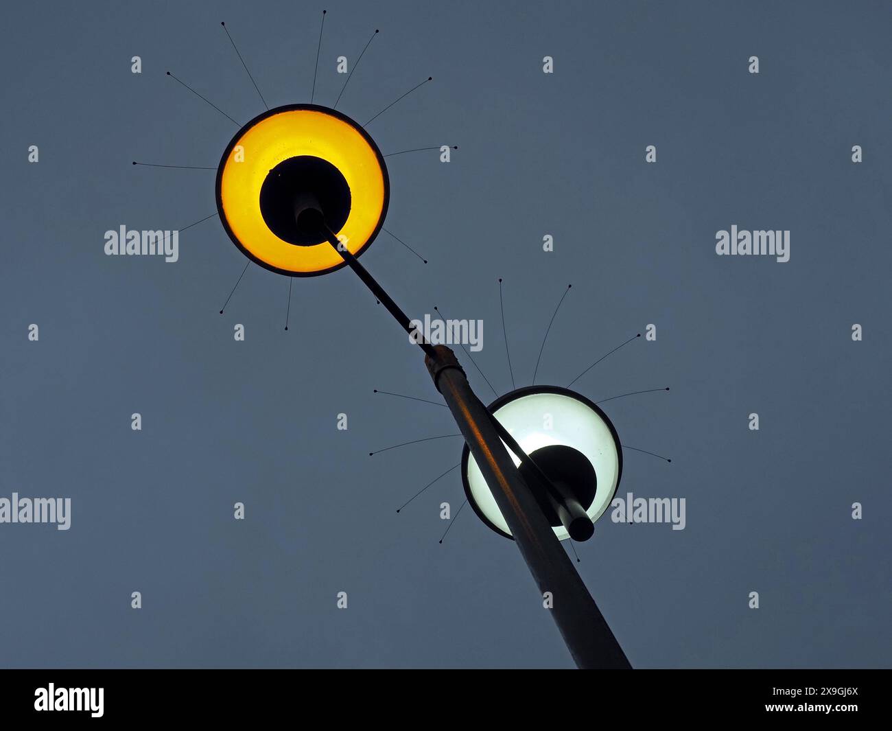 starke weiße und gelbe Scheiben für Straßenbeleuchtung auf dem Parkplatz in Glasgow, Schottland, Großbritannien Stockfoto