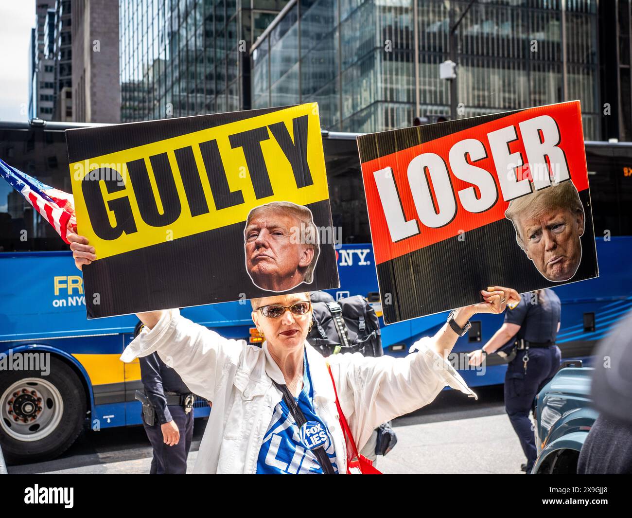 New York, New York, USA. 31. Mai 2024. Ein Demonstrant hält zwei Schilder, auf denen zusammen "Schuldiger Verlierer" steht, vor Trump-Anhängern. Außerhalb des Trump Building, wo Donald Trump am Morgen nach seiner Anklage eine Pressekonferenz mit 34 Anklagepunkten in New York City abhält. (Kreditbild: © Carlos Chiossone/ZUMA Press Wire) NUR REDAKTIONELLE VERWENDUNG! Nicht für kommerzielle ZWECKE! Stockfoto