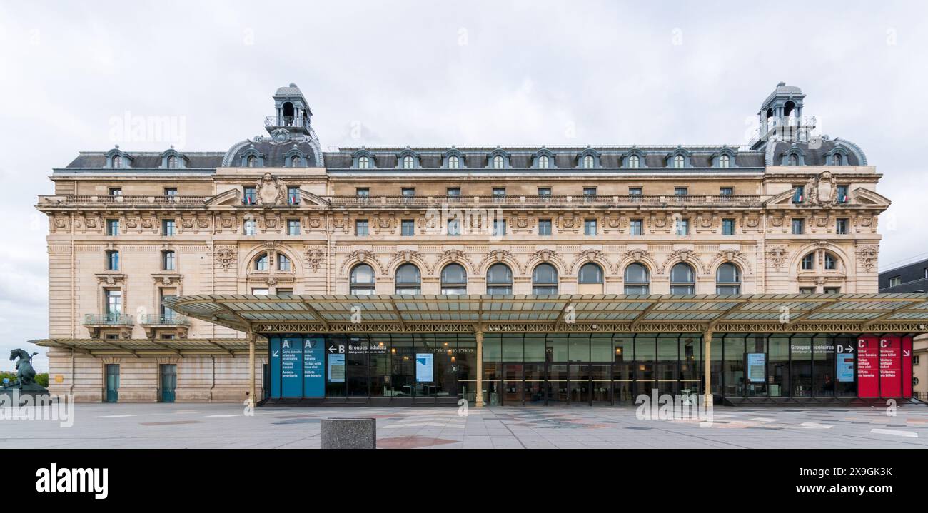 Paris, Frankreich - 05 19 2024 : Fassade und Eingang des Musée d'Orsay Stockfoto
