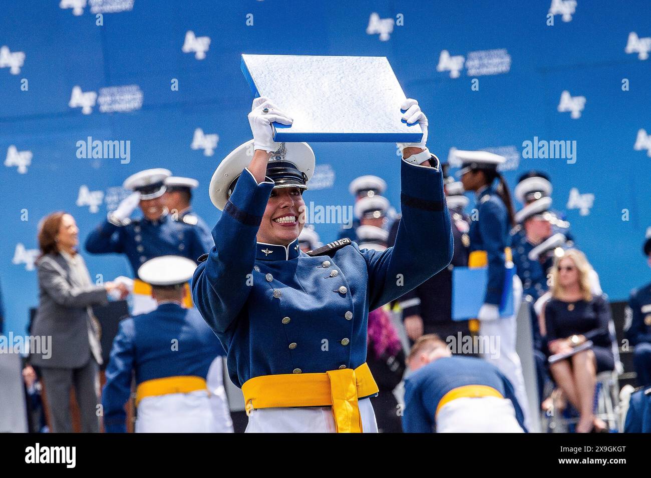 Colorado Springs, Usa. 30. Mai 2024. Die Kadetten der United States Air Force Academy feiern, nachdem sie ihre Diplome während der Abschlussfeier im Falcon Stadium am 30. Mai 2024 in Colorado Springs, Colorado, erhalten haben. Neunhundertvierhundertsiebzig Kadetten absolvierten den Abschluss und wurden als Second Leutnants eingesetzt. Quelle: Justin Pacheco/USA Air Force Photo/Alamy Live News Stockfoto