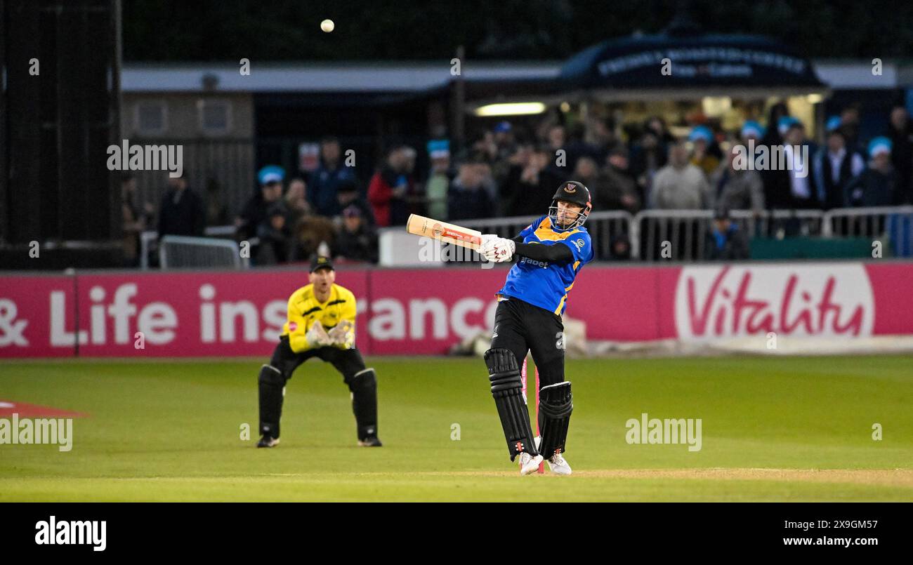 Hove UK 31. Mai 2024: John Simpson von Sussex Sharks trifft während des Cricketspiels Vitality T20 Blast zwischen Sussex Sharks und Gloucestershire auf dem 1. Central County Ground in Hove den Ball bis zur Grenze: Credit Simon Dack /TPI/ Alamy Live News Stockfoto