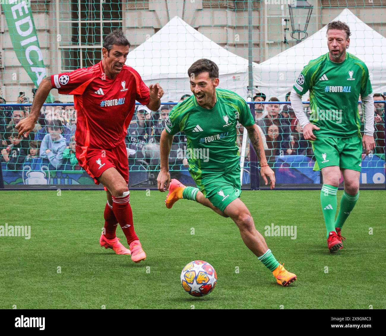 London, Großbritannien. 30. Mai 2024. David Silva mit dem Ball. Das UEFA Ultimate Champions Tournament zieht eine große Zuschauermenge nach Somerset House, wo Legenden der UEFA Champions League wie Luis Figo, Cafu, Joe Cole, Patrick Viera, Jens Lehmann und viele andere an einem aufregenden Turnier mit vier Teams teilnehmen. Das Turnier ist Teil des kostenlosen UEFA Champions Festivals für Fans und Besucher. Quelle: Imageplotter/Alamy Live News Stockfoto