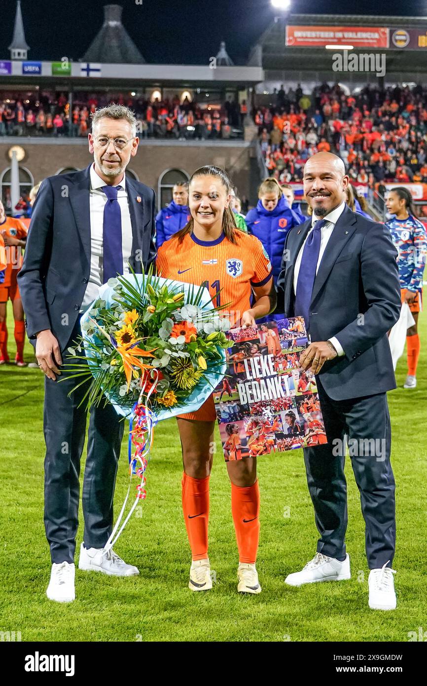 Rotterdam, Niederlande. 31. Mai 2024. ROTTERDAM, NIEDERLANDE - MAI 31: Lieke Martens aus den Niederlanden posiert mit Jan Dirk van der Zee, dem Direktor der Amateurfußballabteilung des KNVB, und Nigel de Jong KNVB, Direktor der Spitzenfußballmannschaft beim Qualifikationsspiel der UEFA-Frauen-EM 2025 zwischen den Niederlanden und Finnland am 31. Mai 2024 in Rotterdam. Niederlande. (Foto von Joris Verwijst/Orange Pictures) Credit: Orange Pics BV/Alamy Live News Stockfoto