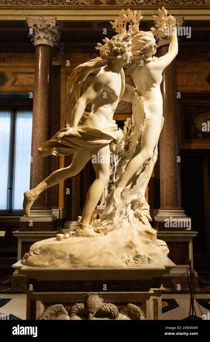Rom, Italien - 28. Dezember 2023: Galerie Borghese, Apollo und Daphne von Gian Lorenzo Bernini, um 1625. Carrara-Marmor, h. cm 243 Stockfoto