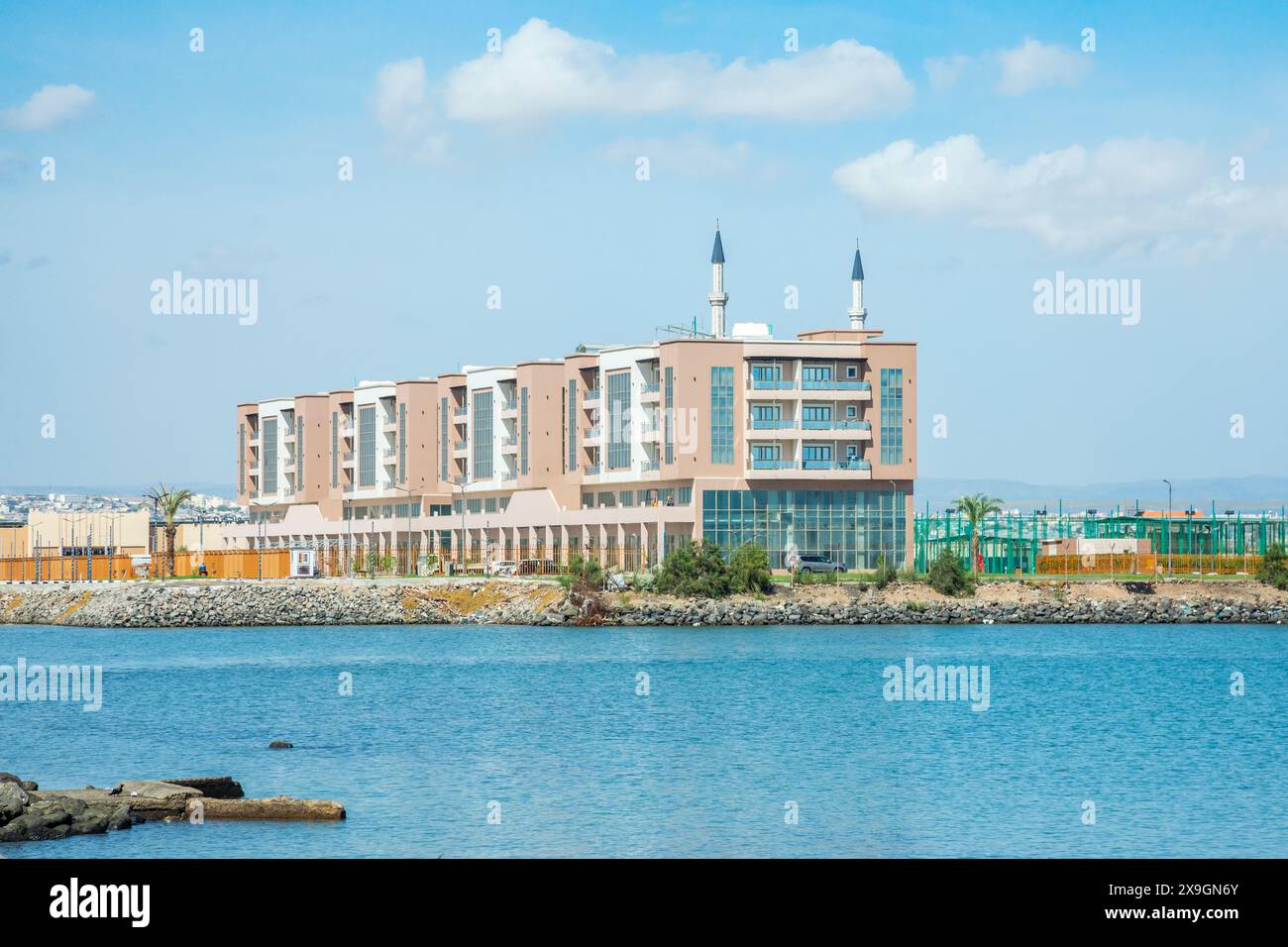 Dschibuti City moderner Wohnkomplex im zentralen Viertel mit Moschee im Hintergrund, Dschibuti Stockfoto