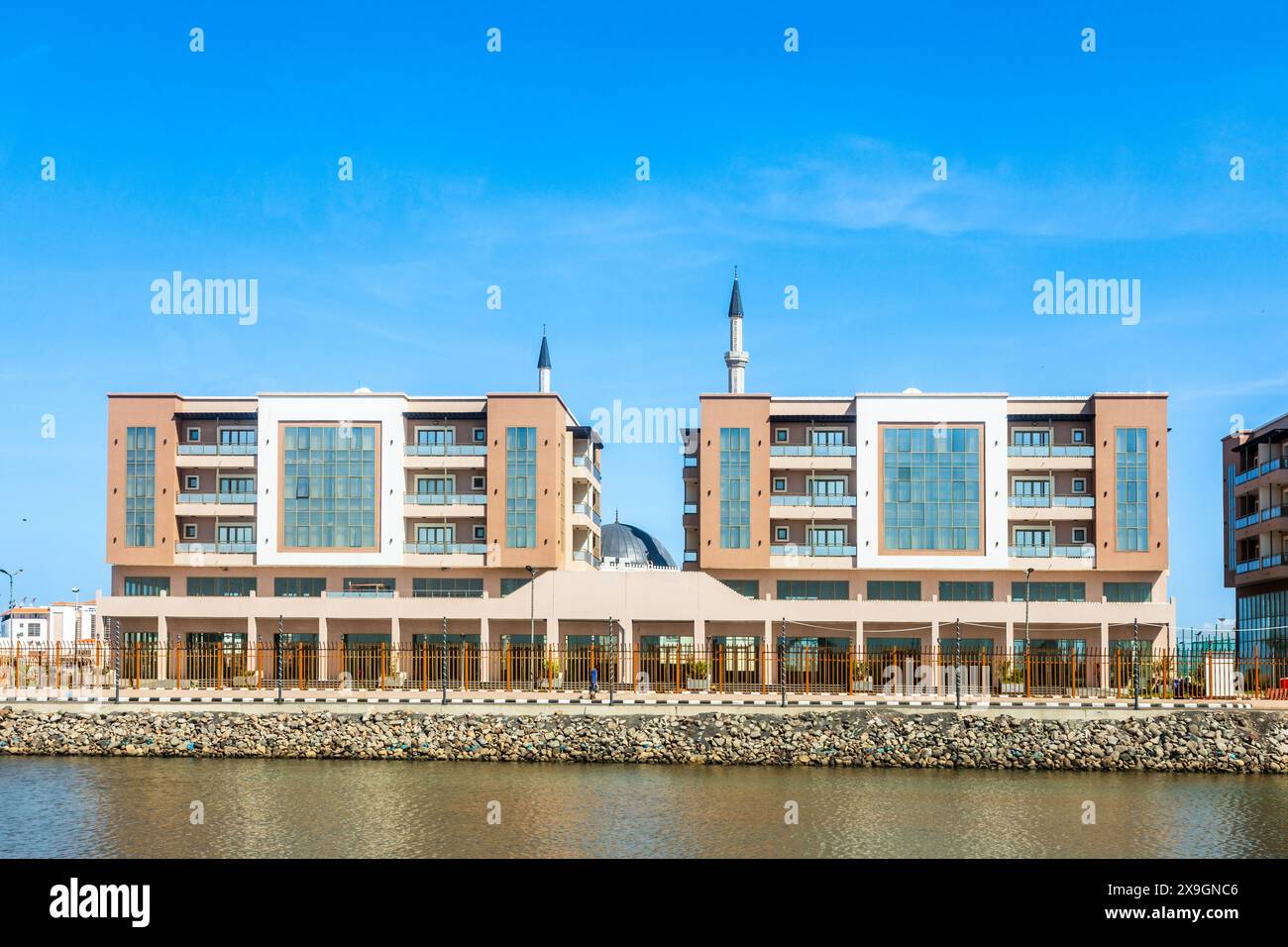 Dschibuti City moderner Wohnkomplex im zentralen Viertel mit Moschee im Hintergrund, Dschibuti Stockfoto
