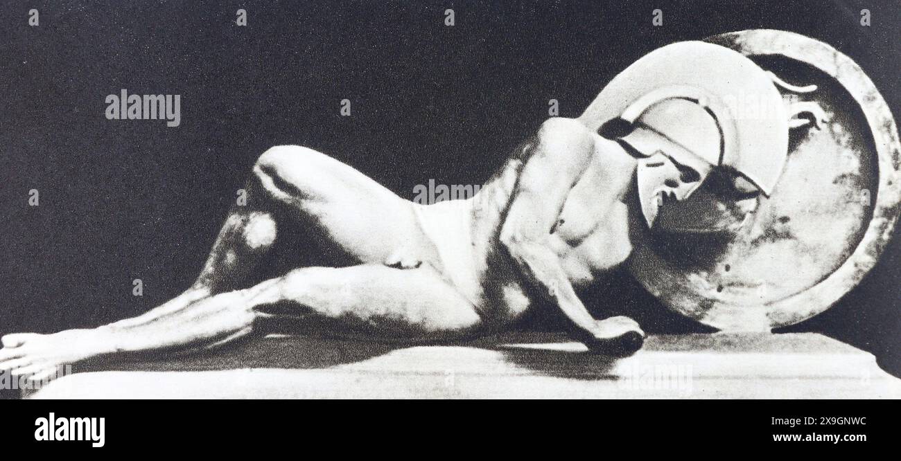 Figur eines sterbenden Kriegers aus dem östlichen Giebel des Aphaia-Tempels. Foto aus der Mitte des 20. Jahrhunderts. Stockfoto