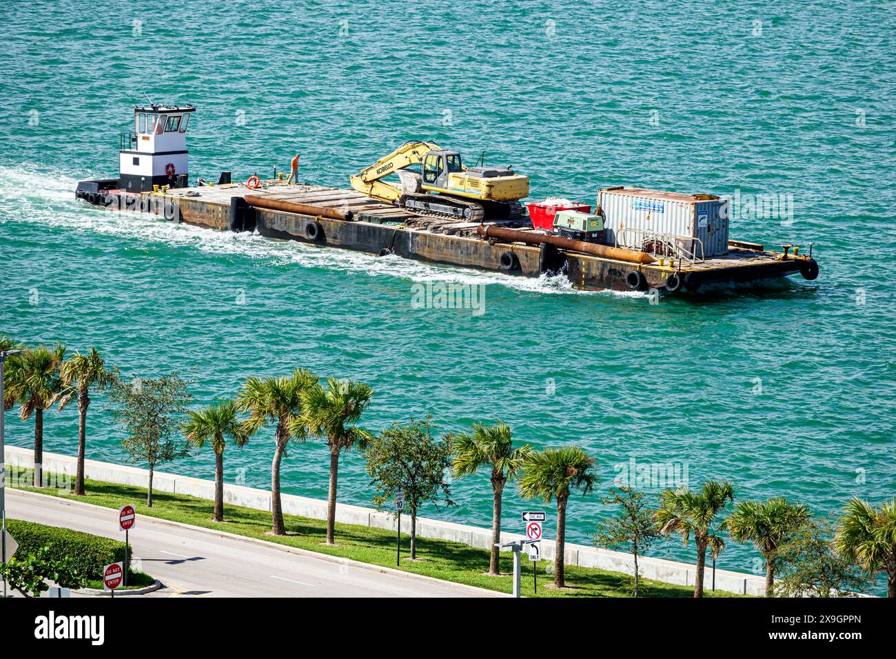 Miami Beach Florida, Biscayne Bay, Schleppkahn, Baumaschinen, Kobelco SK350 Bagger, Besucher, die eine Reise besuchen Stockfoto