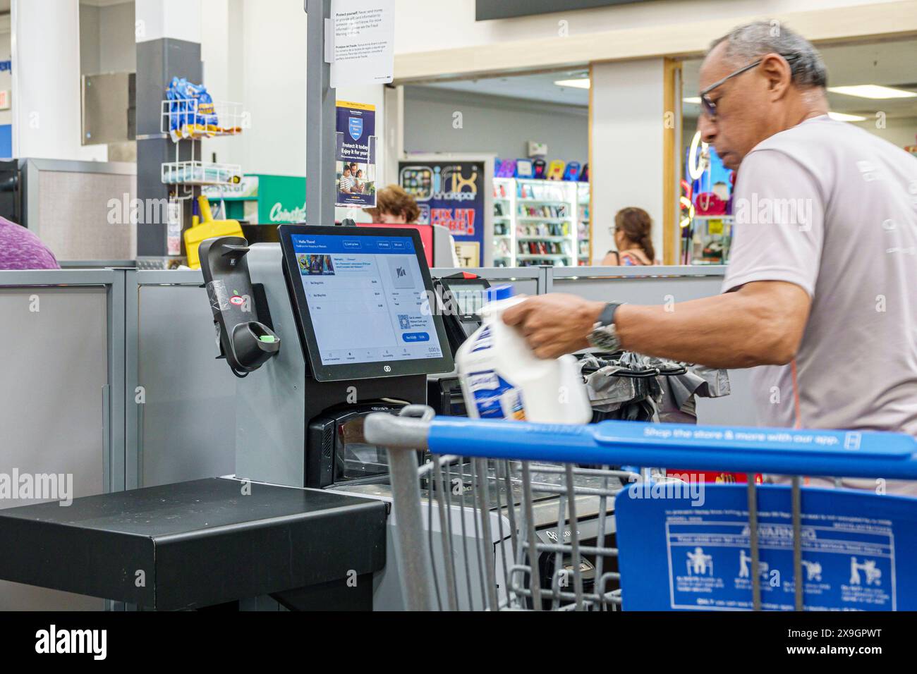 North Miami Beach Florida, Walmart Discount Kaufhaus Lebensmittelgeschäft, Inneneinrichtung, Seniorenpensioner, Senioren Bürger Rentner Rentner pensioniert Rentner Stockfoto