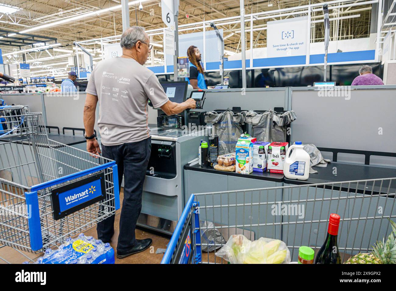 North Miami Beach Florida, Walmart Discount Kaufhaus Lebensmittelgeschäft, Inneneinrichtung, Seniorenpensioner, Senioren Bürger Rentner Rentner pensioniert Rentner Stockfoto