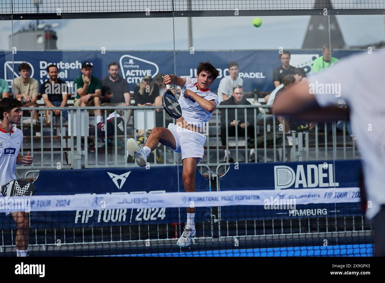 Hamburg, Hamburg, Deutschland. 30. Mai 2024. Timeo FONTENY (FRA) kehrt während der FIP RISE mit Vorhand zurück HAMBURG - Padel-Tennis in Hamburg (Credit Image: © Mathias Schulz/ZUMA Press Wire) NUR REDAKTIONELLE VERWENDUNG! Nicht für kommerzielle ZWECKE! Stockfoto