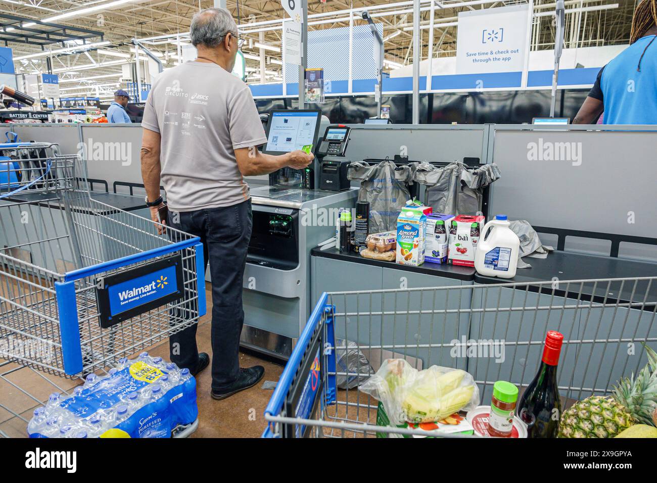 North Miami Beach Florida, Walmart Discount Kaufhaus Lebensmittelgeschäft, Inneneinrichtung, Seniorenpensioner, Senioren Bürger Rentner Rentner pensioniert Rentner Stockfoto