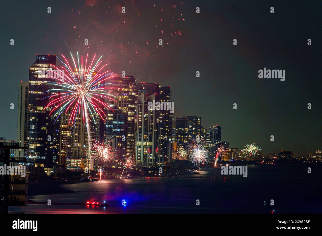 Sunny Isles Beach Florida, Silvesterfeier, Feuerwerk geplatzt, jährliche Feiertagstradition, nächtliche Nacht, Skyline Wolkenkratzer der Stadt Stockfoto