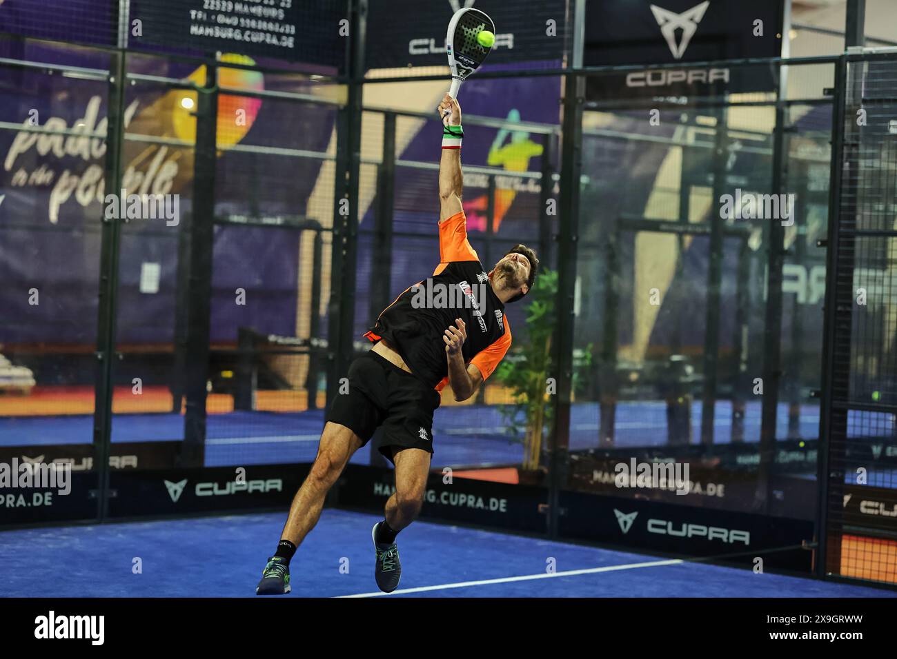 Hamburg, Hamburg, Deutschland. 31. Mai 2024. Lorenzo DI GIOVANNI (ITA) kehrt während des FIP RISE mit Vorhand zurück HAMBURG - Padel-Tennis in Hamburg (Credit Image: © Mathias Schulz/ZUMA Press Wire) NUR REDAKTIONELLE VERWENDUNG! Nicht für kommerzielle ZWECKE! Stockfoto