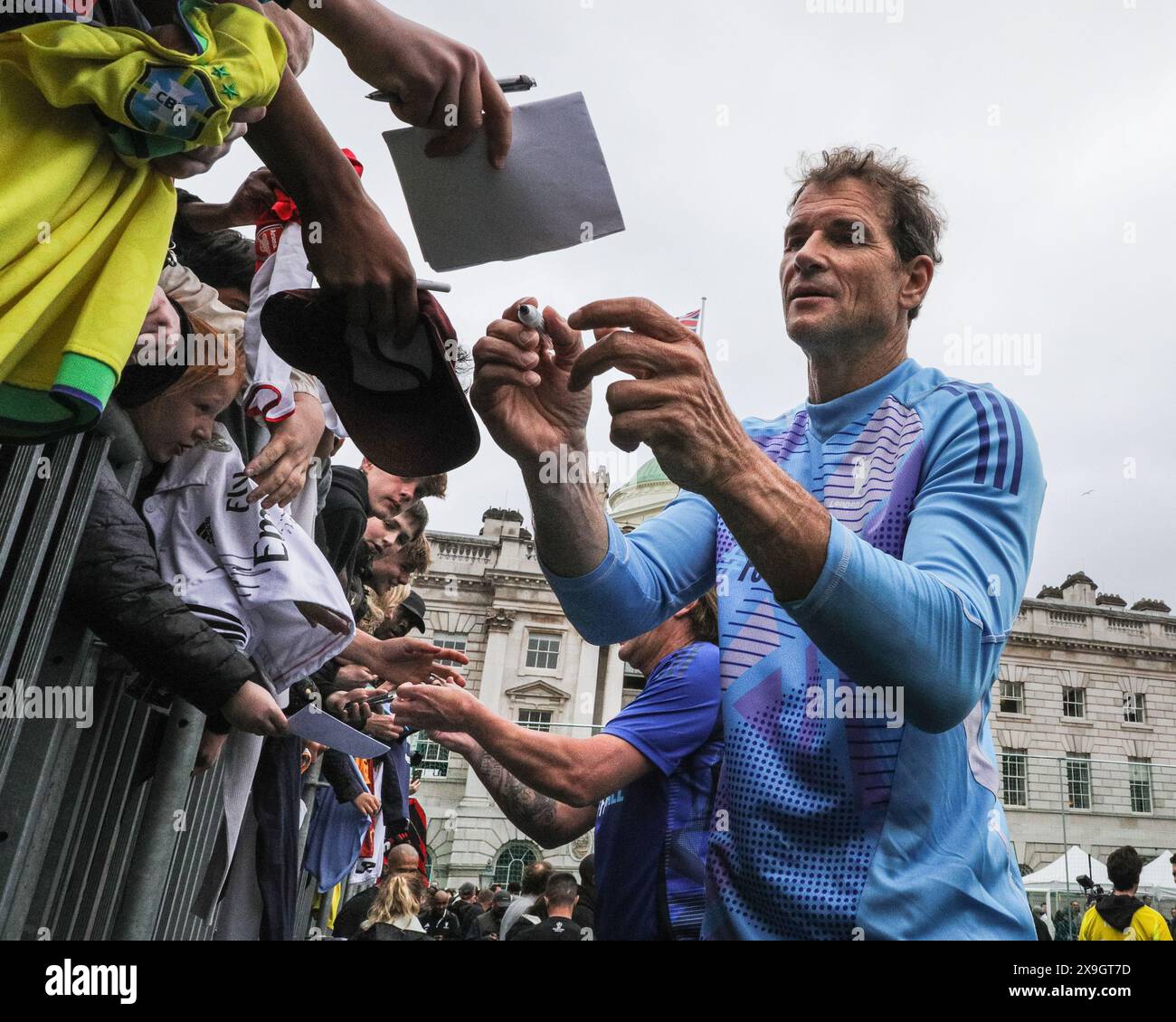 London, Großbritannien. 30. Mai 2024. Der ehemalige Arsenal und der deutsche Torwart Jens Lehman signiert Autogramme. Das UEFA Ultimate Champions Tournament zieht eine große Zuschauermenge nach Somerset House, wo Legenden der UEFA Champions League wie Luis Figo, Cafu, Joe Cole, Patrick Viera, Jens Lehmann und viele andere an einem aufregenden Turnier mit vier Teams teilnehmen. Das Turnier ist Teil des kostenlosen UEFA Champions Festivals für Fans und Besucher. Quelle: Imageplotter/Alamy Live News Stockfoto